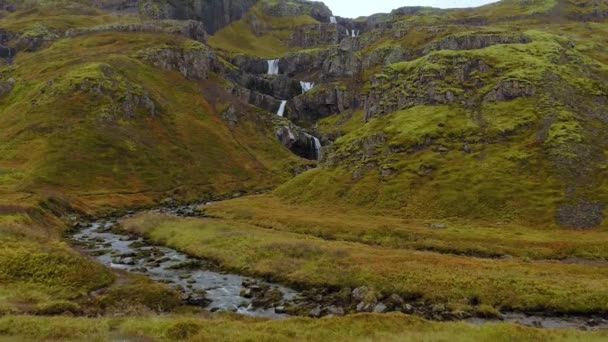 Luchtfoto van Klifbrekku waterval in IJsland bij slecht weer — Stockvideo