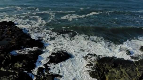 Vista aérea de ondas em queda sobre rochas. Imagens de estoque 4k — Vídeo de Stock