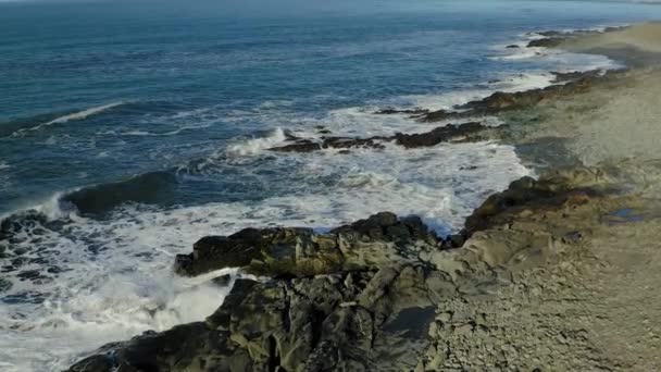 岩の上に波がクラッシュの空中ビュー。4kストック映像 — ストック動画