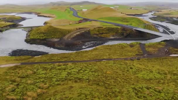 Εναέρια μιας παλιάς γέφυρας που οδηγεί πάνω από τον ποταμό Thjorsa στην Ισλανδία — Αρχείο Βίντεο