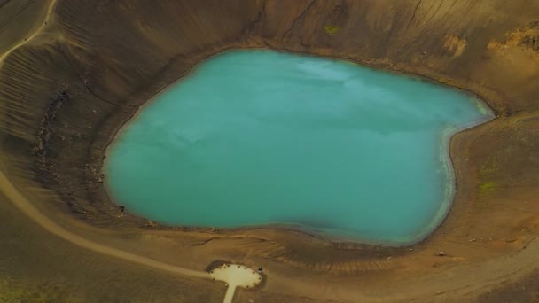 Luftaufnahme des kleinen vulkanischen Krafla-Sees mit azurblauem Wasser, Island — Stockvideo