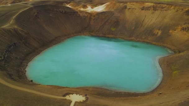 Luftaufnahme des kleinen vulkanischen Krafla-Sees mit azurblauem Wasser, Island — Stockvideo