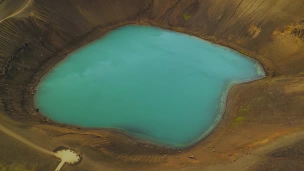 Luchtfoto van een klein vulkanisch Kraflameer met azuurblauw water, IJsland — Stockvideo