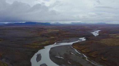 Seljalandsfoss şelalesinin yanındaki geniş nehir yatağının drone görüntüsü