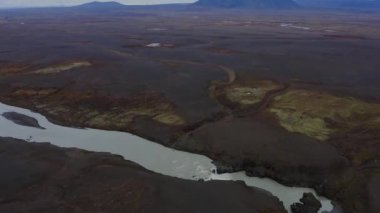 Seljalandsfoss şelalesinin yanındaki geniş nehir yatağının drone görüntüsü