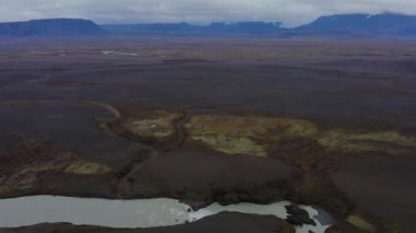 Seljalandsfoss şelalesinin yanındaki geniş nehir yatağının drone görüntüsü