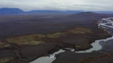 Seljalandsfoss şelalesinin yanındaki geniş nehir yatağının drone görüntüsü