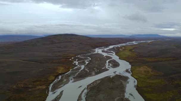 Vista del gran lecho del río junto a la cascada Seljalandsfoss — Vídeo de stock