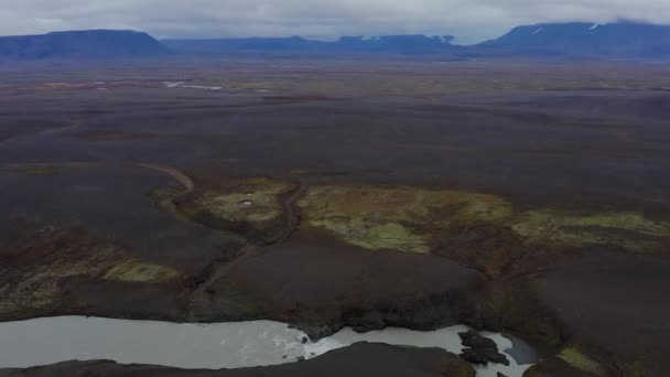 Drohnenblick auf das große Flussbett neben dem Wasserfall Seljalandsfoss — Stockvideo