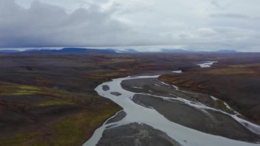 Seljalandsfoss şelalesinin yanındaki geniş nehir yatağının drone görüntüsü