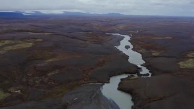 Seljalandsfoss şelalesinin yanındaki geniş nehir yatağının drone görüntüsü