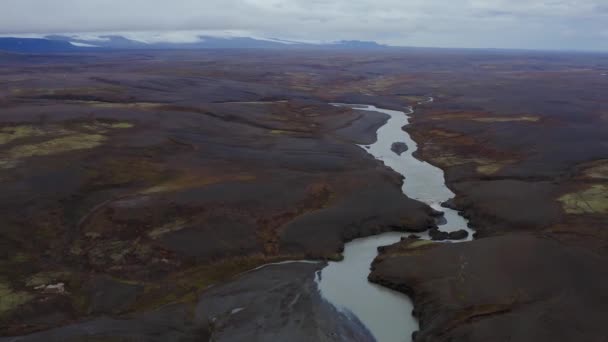 drone pohled na velké koryto řeky vedle Seljalandsfoss vodopádu