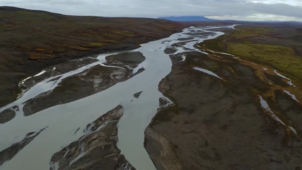 Seljalandsfoss滝の横にある大きな河床のドローンビュー — ストック動画