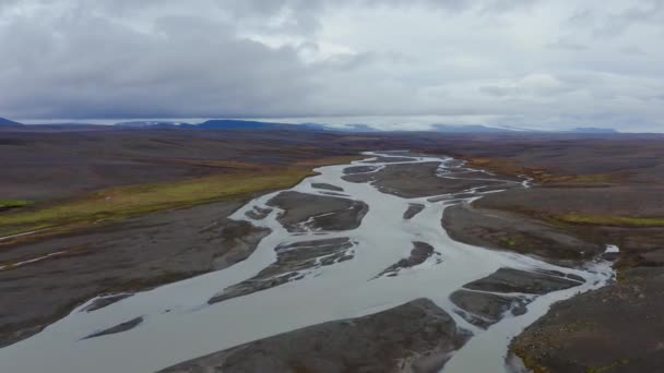 Vista drone do grande leito do rio ao lado da cachoeira Seljalandsfoss — Vídeo de Stock