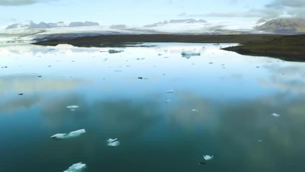 冰山浮在水面上的空中景观 — 图库视频影像