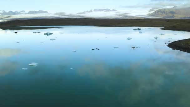 Letecký pohled na ledovce plovoucí na východním pobřeží Islandu — Stock video