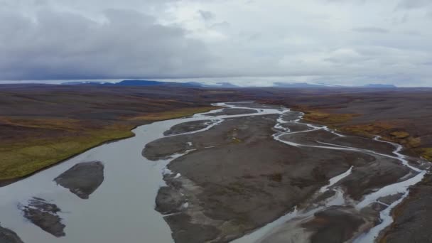 Безпілотний вид на велике русло річки біля водоспаду Сельяландсфосс. — стокове відео