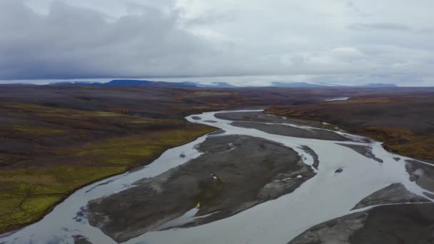 Drón kilátás a nagy folyómeder mellett a Seljalandsfoss vízesés — Stock videók