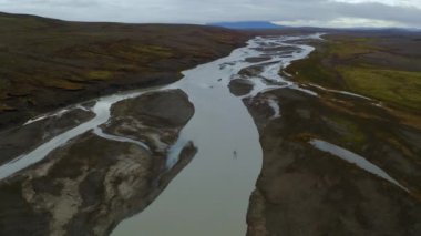 Seljalandsfoss şelalesinin yanındaki geniş nehir yatağının drone görüntüsü