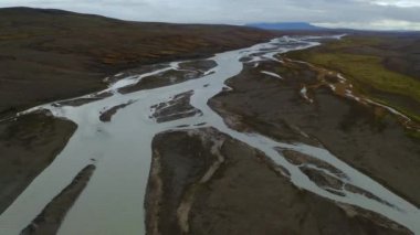 Seljalandsfoss şelalesinin yanındaki geniş nehir yatağının drone görüntüsü