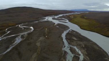 Seljalandsfoss şelalesinin yanındaki geniş nehir yatağının drone görüntüsü
