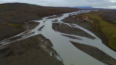 Seljalandsfoss şelalesinin yanındaki geniş nehir yatağının drone görüntüsü
