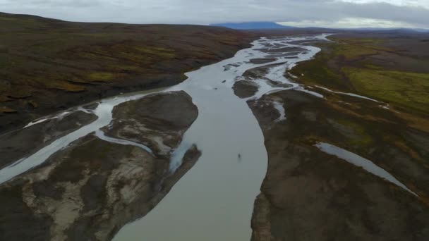 Drone vista del grande letto del fiume accanto alla cascata Seljalandsfoss — Video Stock