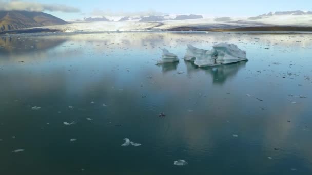 Vue aérienne des icebergs flottant dans l'eau — Video