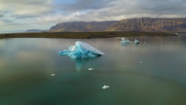 Letecký pohled na ledové plováky plovoucí ve vodě — Stock video