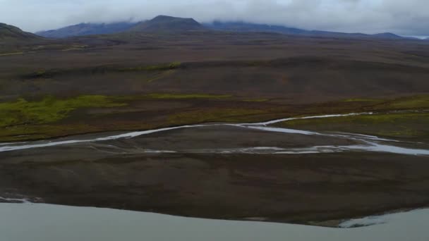 Seljalandsfoss şelalesinin yanındaki geniş nehir yatağının drone görüntüsü — Stok video