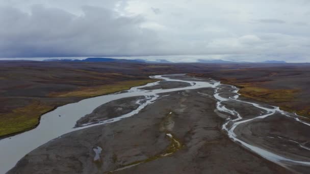 Drón kilátás a nagy folyómeder mellett a Seljalandsfoss vízesés — Stock videók