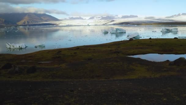 Vista aérea de témpanos de iceberg flotando en el agua — Vídeos de Stock