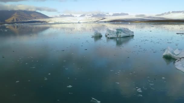 Vista aérea de témpanos de iceberg flotando en el agua — Vídeos de Stock