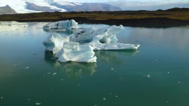 Vue aérienne des icebergs flottant dans l'eau — Video