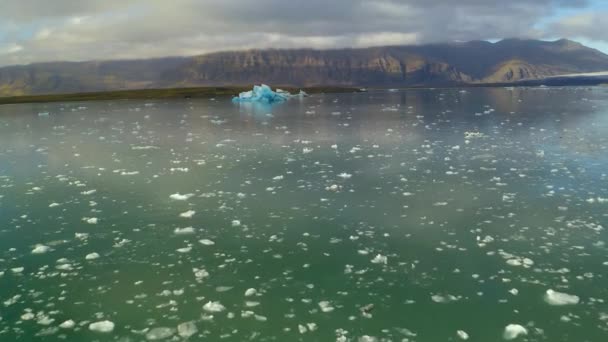 Suda Yüzen Buz Dağlarının Havadan Görünümü — Stok video