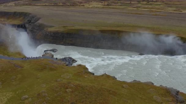 Luftaufnahme des Godafoss-Wasserfalls. Es ist einer der spektakulärsten Wasserfälle Islands. — Stockvideo