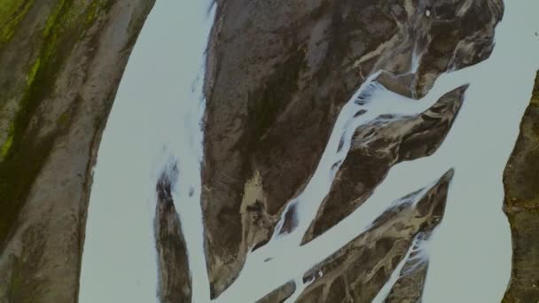 Drone vista superior de um leito de rio trançado islandês — Vídeo de Stock