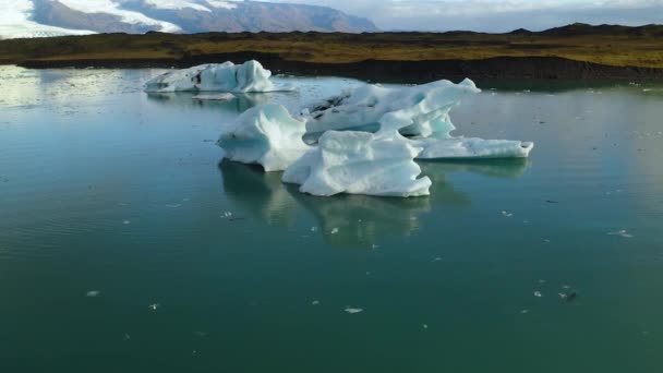Luchtfoto van ijsberg drijft drijvend in het water — Stockvideo