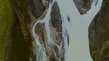 İzlanda 'da örülmüş bir nehir yatağının üst görüntüsü