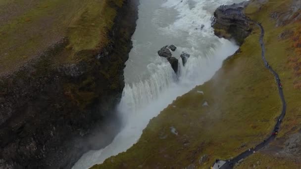 Luchtfoto van de Godafoss waterval. Het is een van de spectaculaire watervallen in IJsland. — Stockvideo