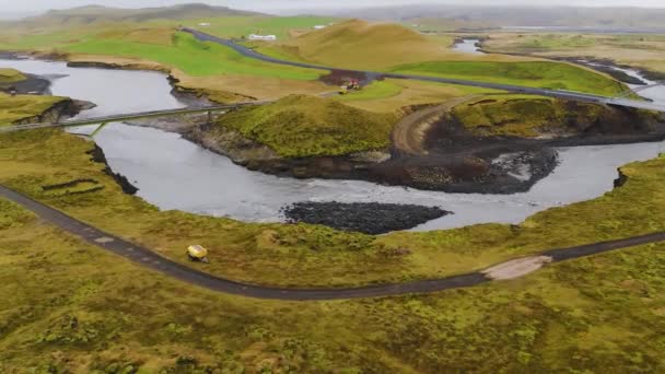 Aereo di un vecchio ponte che conduce sul fiume Thjorsa in Islanda — Video Stock