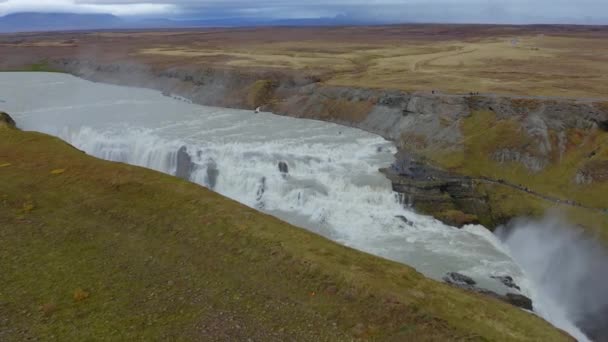 Antenn från Godafoss vattenfall. Det är ett av de spektakulära vattenfallen på Island. — Stockvideo