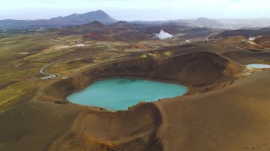 Göl manzaralı küçük volkanik Krafla gölü, gök mavisi su, İzlanda