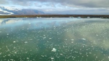 Suda Yüzen Buz Dağlarının Havadan Görünümü