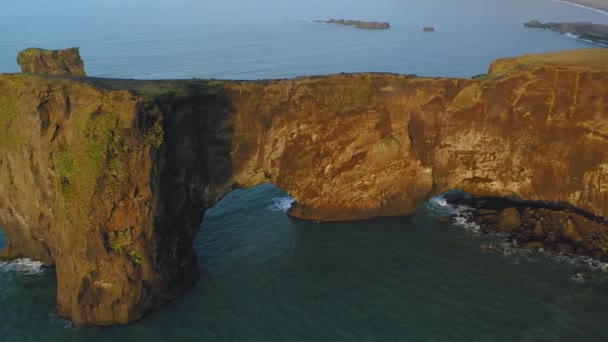 夕暮れ時のダイアレイ岬の岩場の崖の空中ビュー. — ストック動画
