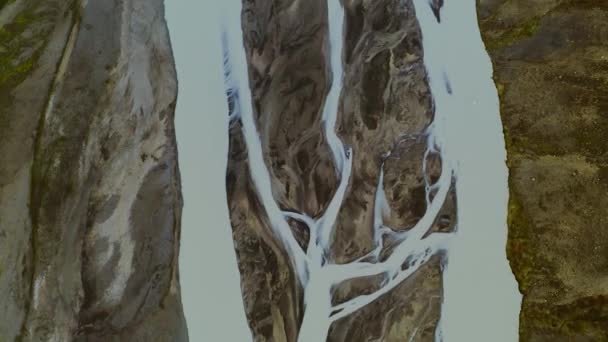 Вид сверху на исландское плетеное русло реки — стоковое видео