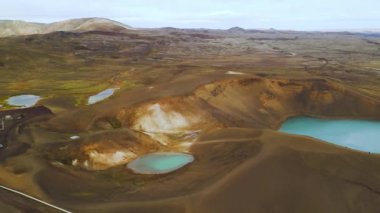 Göl manzaralı küçük volkanik Krafla gölü, gök mavisi su, İzlanda