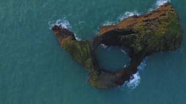 Dyrholaey, İzlanda 'daki Küçük Ada' nın havadan görünüşü