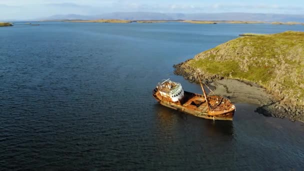 Εναέρια ενός εγκαταλελειμμένου πλοίου δίπλα σε ένα νησί στην Ισλανδία. — Αρχείο Βίντεο
