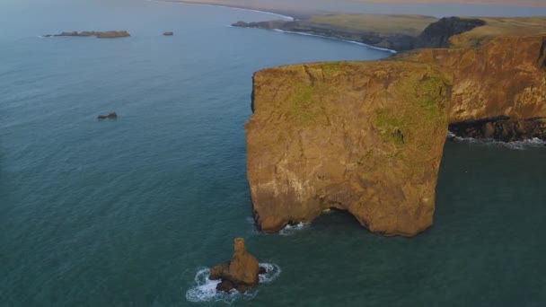 Vista aérea do penhasco rochoso no promontório de Dyrholaey no por do sol . — Vídeo de Stock